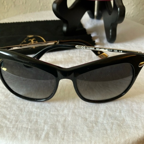 Juicy Couture: Black Wayfarer Sunglasses- Gray- case & cloth-
scratch & mark - Picture 13 of 16